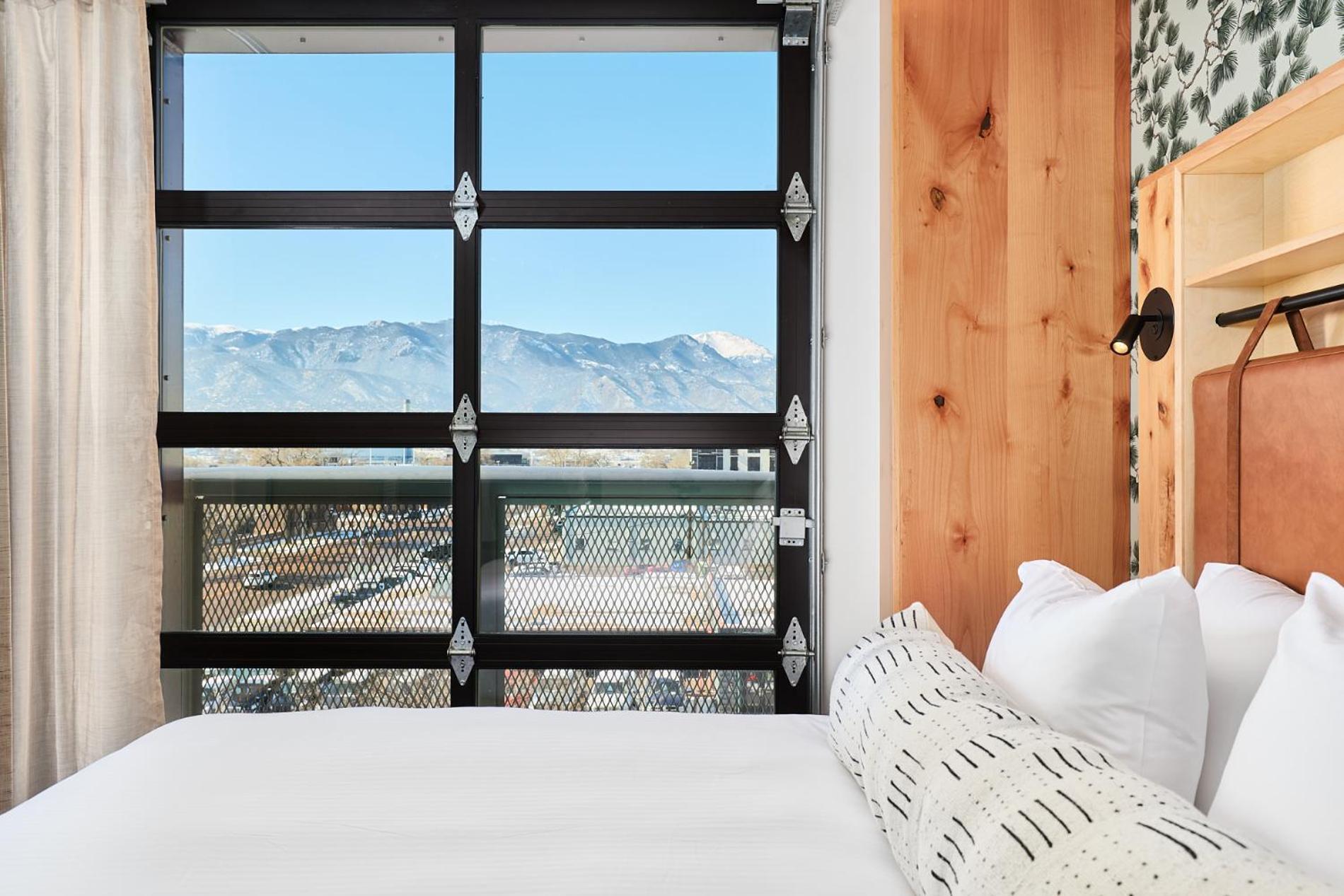 Kinship Landing Hotel Colorado Springs Room photo