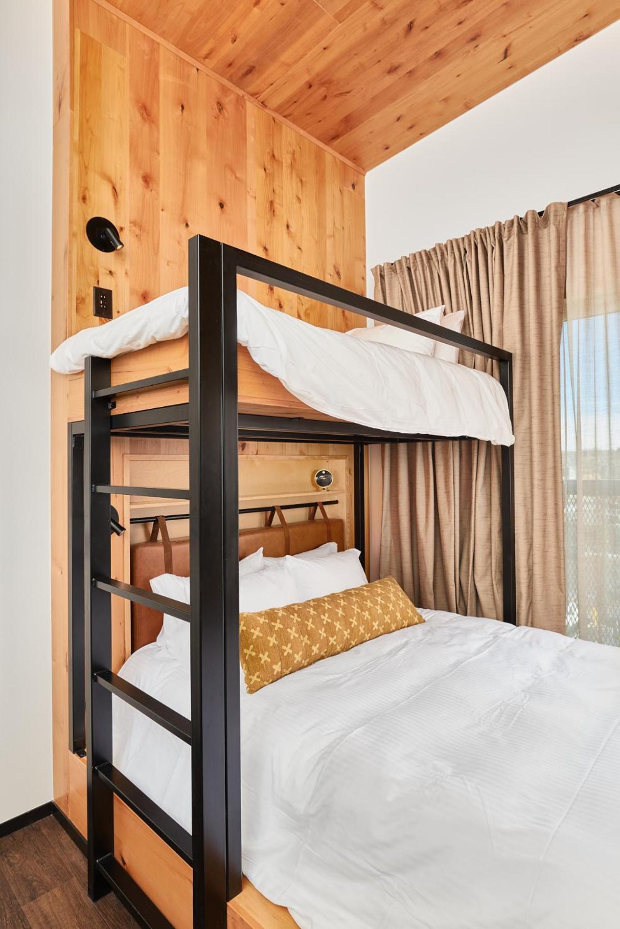 Kinship Landing Hotel Colorado Springs Room photo