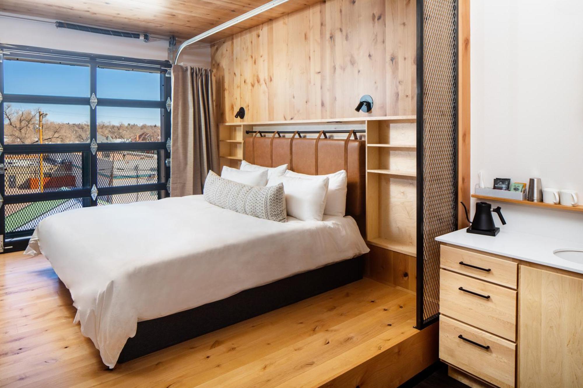 Kinship Landing Hotel Colorado Springs Room photo