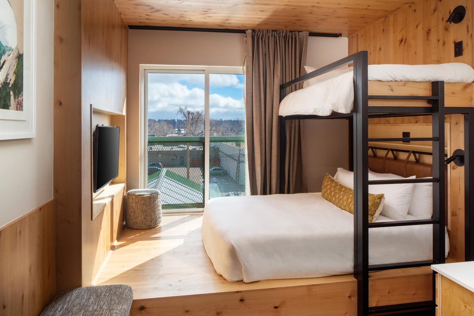 Kinship Landing Hotel Colorado Springs Room photo